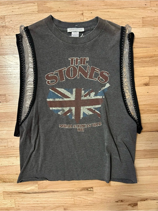 Trendy and Tipsy Tops - TRENDY AND TIPSY Vintage Grey Rolling Stones Chain Tank Top Band T-shirt. M